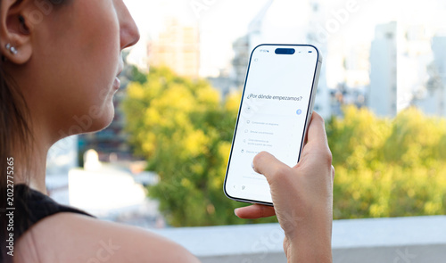 Photos Chica usando chatbot de inteligencia artificial en su teléfono móvil, vista late