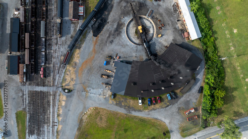 Foto A view from above shows several steam locomotives parked near a roundhouse