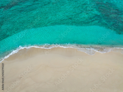 Bilde på lerret AERIAL TOP DOWN: Clear turquoise water washing onto an empty white sandy beach in the Mentawai Islands