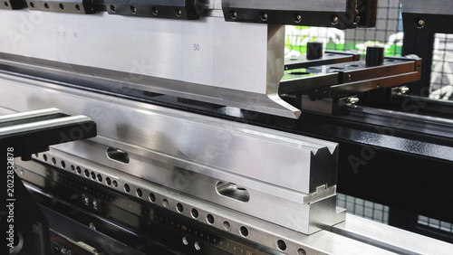 Foto Hydraulic press bends metal with precision