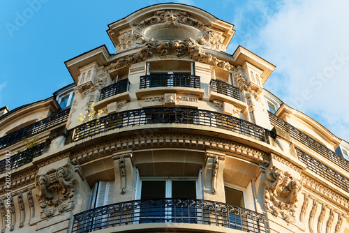 Foto Breathtaking golden-hour view of a rounded corner tower on a Belle Epoque Parisi