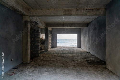 Foto tunnel of an abandoned house with a view of the sea in an inhospitable environment