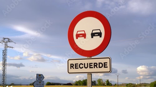 Detalle de una señal de tráfico que no permite adelantamientos en un determinado tramo de una vía. Madrid, España, mayo de 2026.