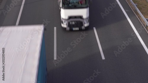 Detalle de una autovía de tres carriles con coches pasando. Madrid, España, mayo de 2026.