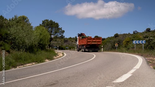 Camión circulando por una carretera comarcal con curvas. Madrid, España, mayo de 2026.