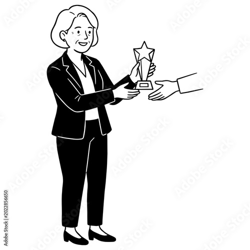 104-2_トロフィーをもらうスーツ姿の女性