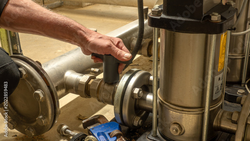 Foto Specialist plumbing and pressurisation engineer working on a high rise industrial water booster set