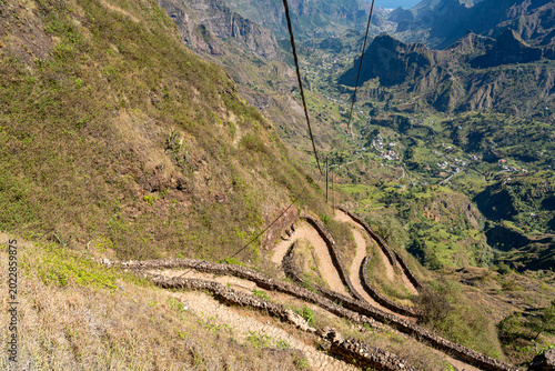 Quadro su tela A winding pedestrian trail in the Paul Valley leading to Cabo da Ribeira Cova do Paul - Vila das Pombas, Ribeira Paul, Santo Antão Island, Cape Verde