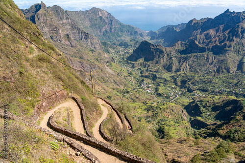 Foto A winding pedestrian trail in the Paul Valley leading to Cabo da Ribeira Cova do Paul - Vila das Pombas, Ribeira Paul, Santo Antão Island, Cape Verde