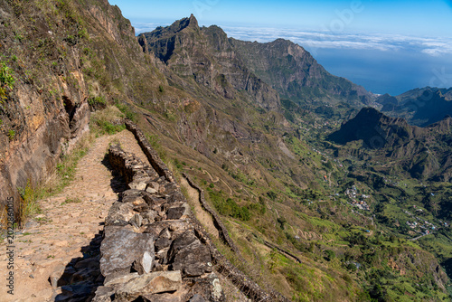 Quadro su tela A winding pedestrian trail in the Paul Valley leading to Cabo da Ribeira Cova do Paul - Vila das Pombas, Ribeira Paul, Santo Antão Island, Cape Verde