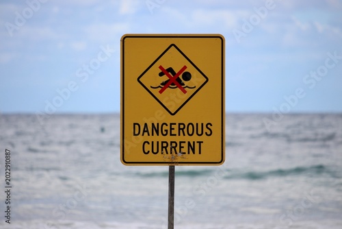 Fotografía Dangerous current sign at the beach