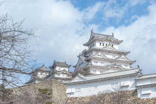 澄み渡る青空に映える国宝・姫路城の大天守と、白亜の壁が美しい連立式天守群の荘厳な風景/Stately Scenery of the Grand Keep and the White-Walled Re-entrant Tower Complex of Himeji Castle Against a Clear Blue Sky