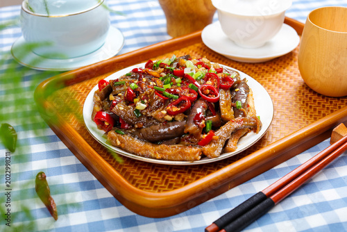 Foto Spicy eggplant salad with red chilies and scallions