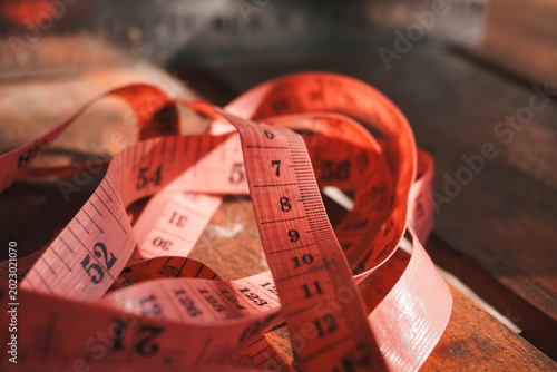 Bilde på lerret red tape measure on wooden background
