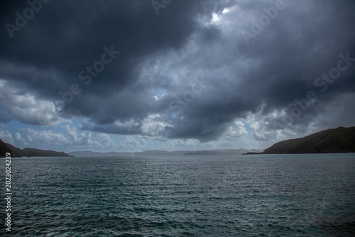 奄美大島・龍郷湾に広がるドラマチックな雨雲