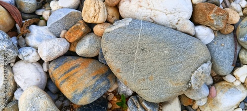 Foto Flat lay of soft beige and cream pebbles arranged neatly