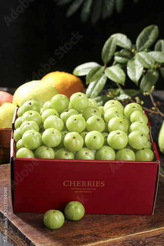 Foto Fresh Ripe Cowberries from Guangxi China in Gift Box - Wild Green Fruit with Swe