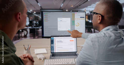 Quadro su tela Risk Manager Evaluates Supplier Compliance