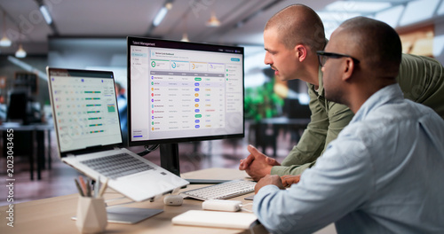 Foto HR Manager Uses Digital Software To Track Employee Performance