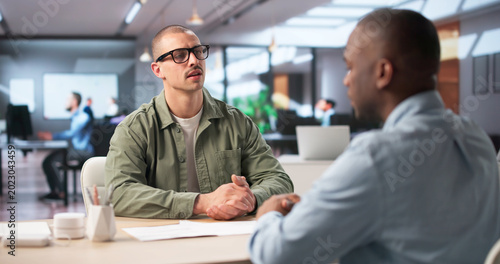 Photos Confident Recruiter And Candidate Discuss Job Opportunities During Busy Office