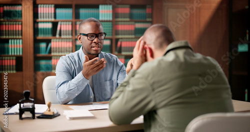 Foto An African Lawyer Calmly Helps Two Men Resolve A Tense Divorce