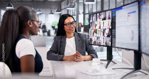 Fotografía Business Advisors Analyzing KPI Data Trends During A Virtual Video Conference