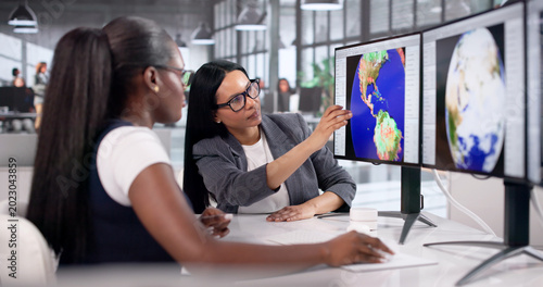 Fotografía Meteorologist Studies Storm Maps