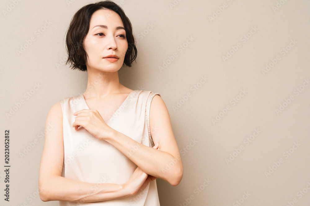 Fototapeta premium ポージングをするショートヘアの女性 ビューティイメージ