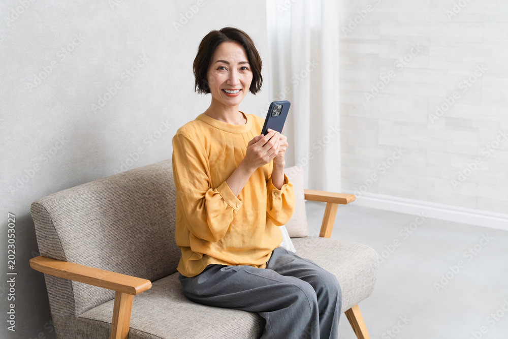 Obraz premium スマートフォンを操作する女性 ライフスタイルイメージ