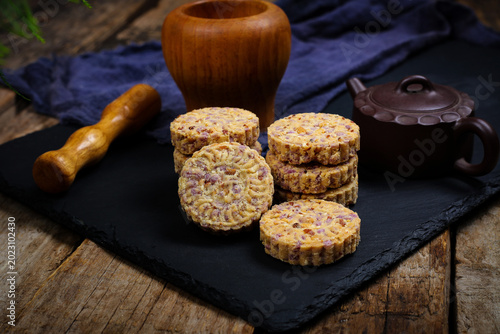 Foto Purple Sweet Potato Multigrain Cakes with Teapot