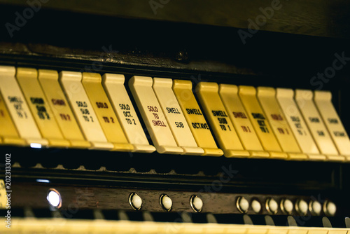 Fotografia Close-up shot of the keyboard of Boston Emmanuel Casavant Opus 700 pipe organ inside Xiamen Gulangyu Pipe Organ Art Center, showing delicate musical details
