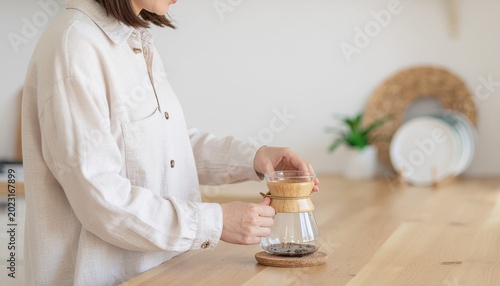 コーヒーを淹れる女性