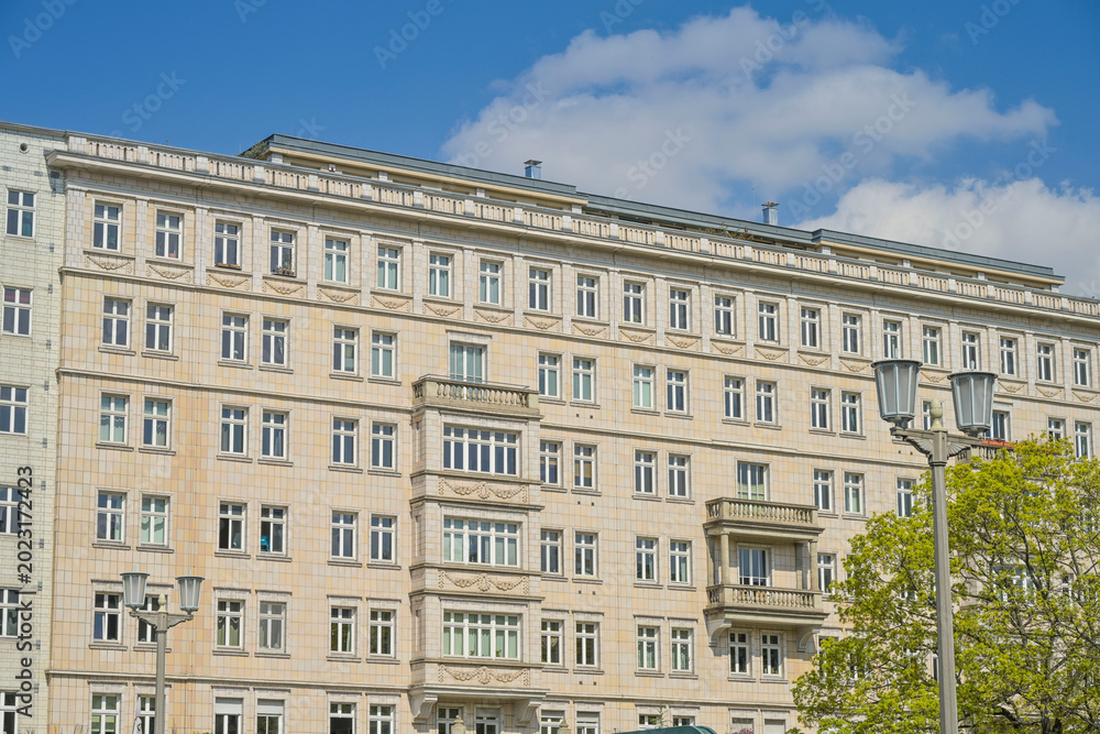 Obraz premium Wohnhäuser, DDR-Architektur unter Denkmalschutz, Karl-Marx-Allee, Friedrichshain, Berlin, Deutschland