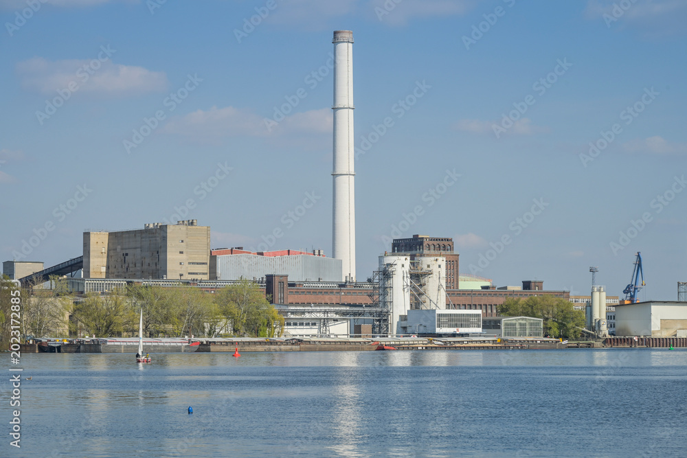 Obraz premium BEW Berliner Energie und Wärme GmbH, Heizkraftwerk Klingenberg, Spree, Berlin, Deutschland