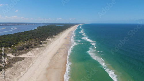 Картината върху платно Aerial View of South Stradbroke Island Beach and Turquoise Ocean Waves