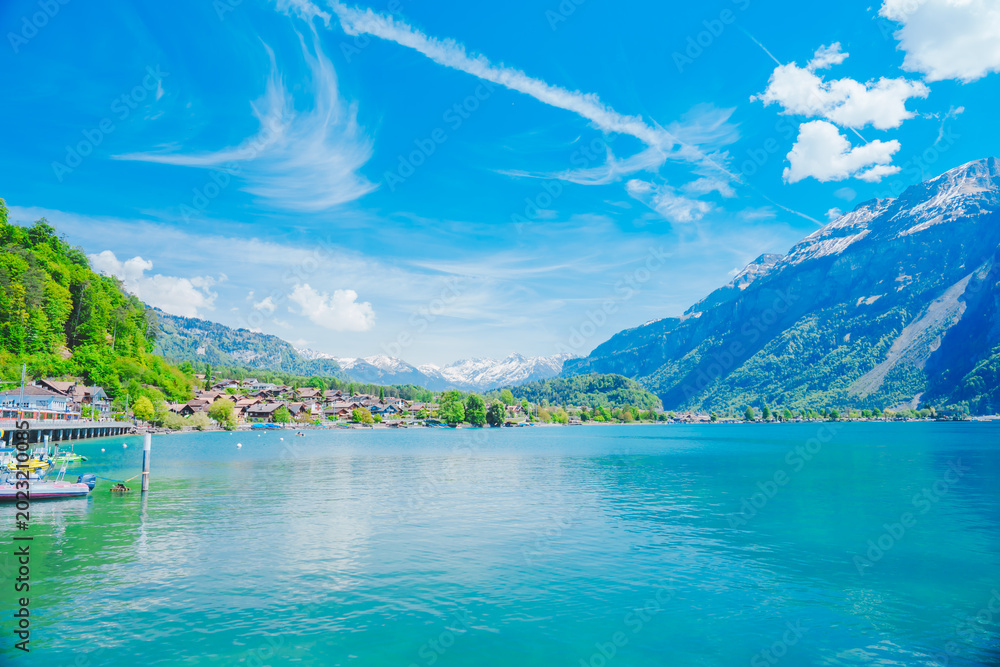 Obraz premium スイスのブリエンツ湖と山の風景