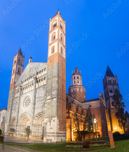 Quadro em tela Vercelli - The Basilica di San Andrea at dusk