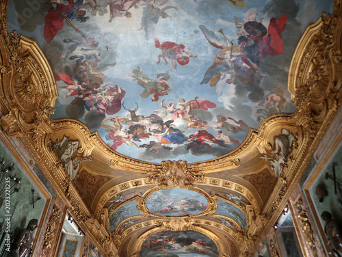 Tableau sur toile Maestoso soffitto affrescato barocco con stucchi dorati e scene mitologiche all'
