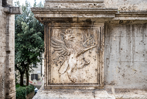 Tablou pe pânză Griffin bas-relief on the angular pilaster of the Church of Madonna della Luce,
