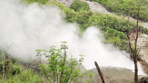 Photos steam rising from a geothermal vent or fumarole in volcanic lake linow, tomohon,
