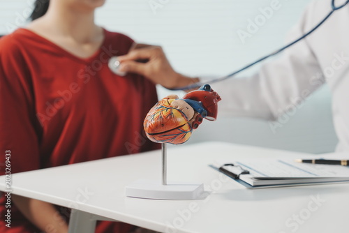 Fotografie In this clinical scene, a physician performs a routine physical examination on a female patient