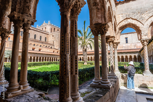 Bild auf Leinwand loggiato (open gallery) of three arches and fountain, Benedictine cloister, Sant