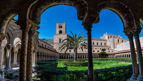 Bild auf Leinwand Benedictine cloister, Santa Maria la Nuova Cathedral, Arab-Norman style architec