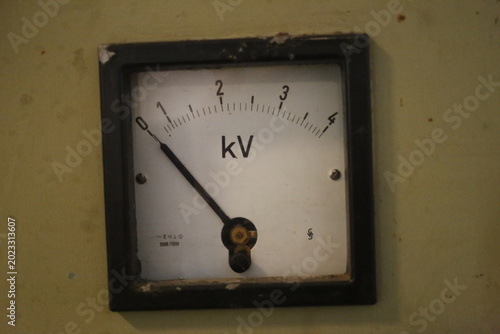 altes Voltmeter, Spannungsmesser eingebaut