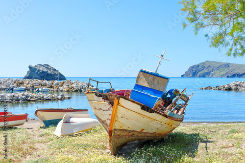Foto Old Weathered Fishing Boats on the Beach in Skala Eressos, Greece