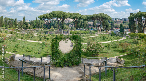 Foto The Rose Garden with Menorah shape walkways at Aventine Hill in Rome