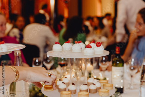 Dégustation de mini desserts au centre de la table 