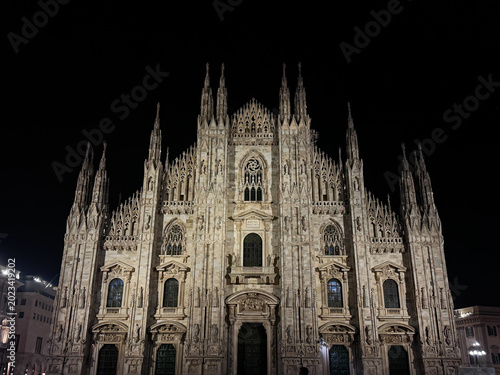 Fotografia Illuminated Milan Cathedral at Night in Piazza del Duomo Italy