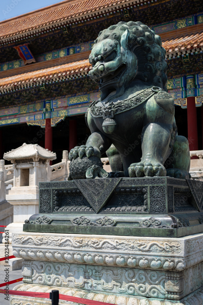 Obraz premium Ancient Chinese guardian lion statue at the Forbidden City in Beijing