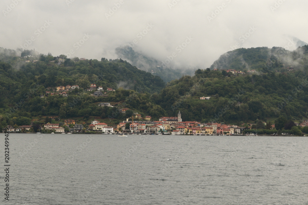 Obraz premium borgo di Pella sul lago d'Orta